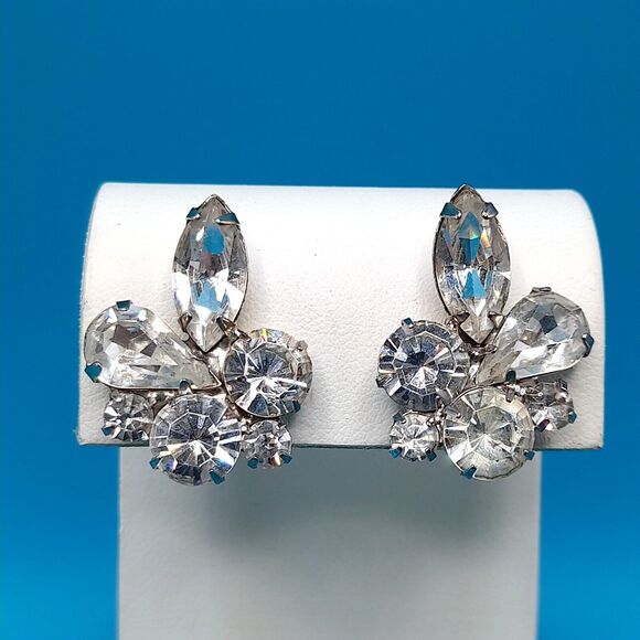 Vintage Weiss Unsigned Clear Rhinestone Cluster Silver Tone Clip On Earrings - Picture 1 of 11